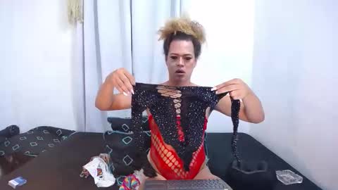 Snapshot of mia_luxce29 chatting on November 2025 04:00:01 AM ---Mia--- online show from November 2025 04:00:01 AM