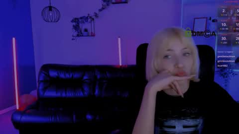 mia_mooon_ online show from April 2026 01:41:02 PM