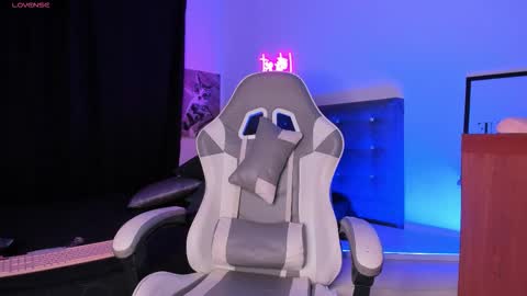 Mia online show from November 2025 04:54:02 AM