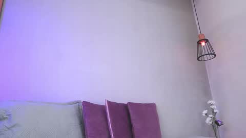 Mia Reeves online show from December 2025 06:47:01 PM