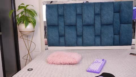 mia online show from April 2026 05:25:01 AM