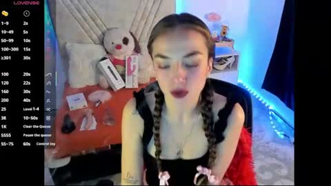 Mia Victoria online show from July 2026 06:02:02 PM