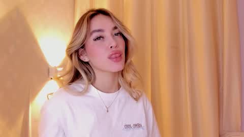 Mia White  online show from February 2026 01:40:01 PM