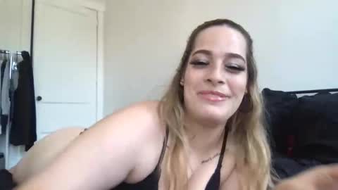 Mia Moji online show from May 2026 04:12:02 PM