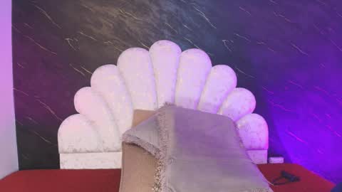 Mia online show from March 2026 12:05:02 PM