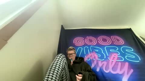 midnightmochi2 online show from April 2026 12:00:01 PM