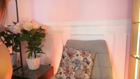 milacrave online show from April 2026 11:41:01 AM