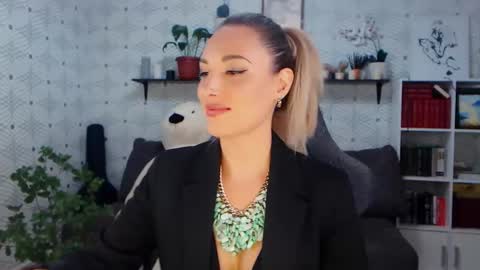 MillaXQueen online show from May 2026 03:19:01 PM