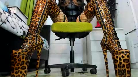 Tiffany online show from April 2026 02:50:01 AM