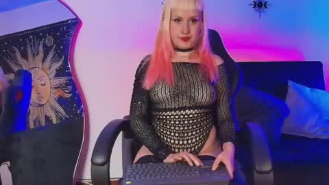mollycb online show from June 2026 04:04:01 AM