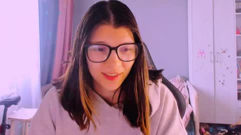 Snapshot of mollylollipop20 chatting on May 2026 04:18:01 AM KIRA online show from May 2026 04:18:01 AM