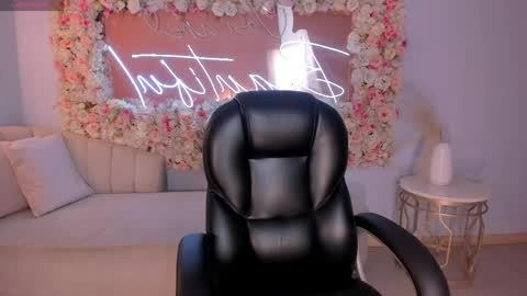 Molly Sunders online show from April 2026 04:56:01 AM