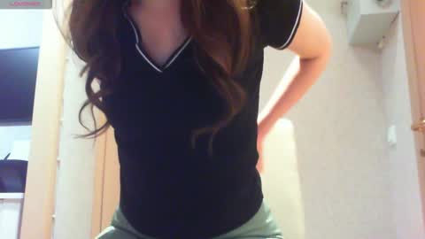 Snapshot of momentbeforedown chatting on November 2025 05:05:02 PM Hailey online show from November 2025 05:05:02 PM