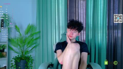 moon_gloww online show from April 2026 05:18:02 AM