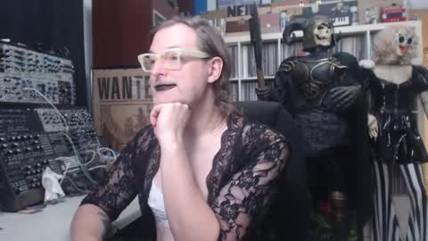 Snapshot of muziknerd chatting on November 2025 01:04:02 AM Muziknerd online show from November 2025 01:04:02 AM