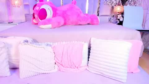 Snapshot of naomii_star chatting on June 2026 06:12:02 AM online show from June 2026 06:12:02 AM