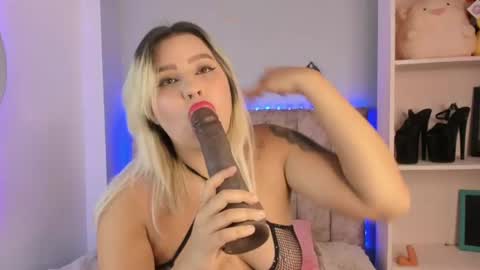 Snapshot of naomisanz_ chatting on June 2026 11:03:02 AM Laura online show from June 2026 11:03:02 AM