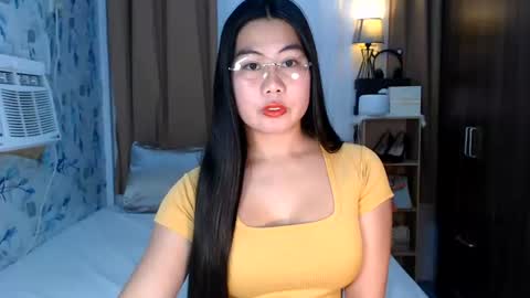 Snapshot of nathalie_hart chatting on July 2026 12:57:01 AM Queen Marga online show from July 2026 12:57:01 AM
