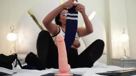 Nicol Flores  GMT-5 1530-2200  online show from November 2025 06:07:01 PM