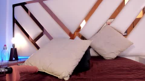 Nicolle  online show from April 2026 07:58:01 PM