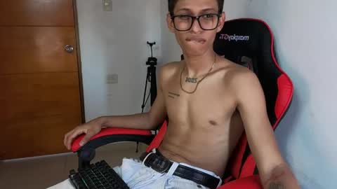 niklaus_wolf online show from April 2026 05:32:02 PM