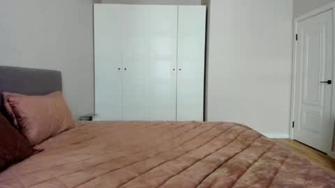 Noelle Natty online show from June 2026 03:25:02 PM