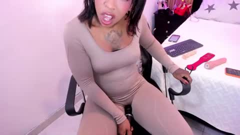 Snapshot of pauline_fox chatting on June 2026 01:47:02 AM Pauline online show from June 2026 01:47:02 AM