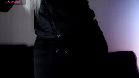 Isabella online show from November 2025 10:58:01 AM