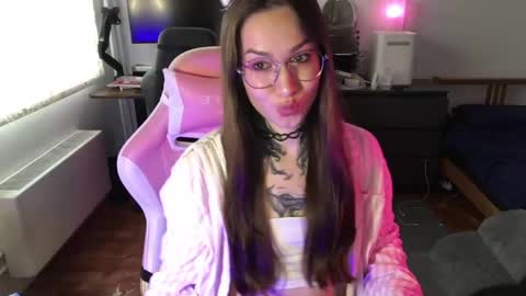 petal_dust_ online show from April 2026 01:27:02 PM