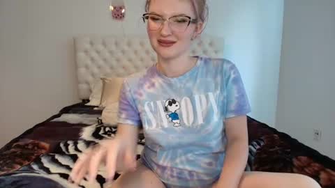 Snapshot of petite_cupcake chatting on July 2026 05:28:01 PM Little cupcake online show from July 2026 05:28:01 PM
