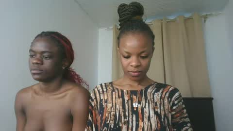Snapshot of petite_luxe1 chatting on August 2026 07:07:02 AM Luxe online show from August 2026 07:07:02 AM