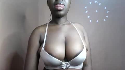 Snapshot of petitemomma76379 chatting on June 2026 07:01:02 AM sexy chocolate online show from June 2026 07:01:02 AM