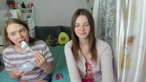 Adele and Elli online show from April 2026 05:11:01 PM