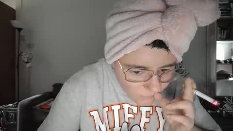 pinkwife97 online show from September 2025 01:00:01 PM