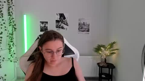 Snapshot of queen_amelie chatting on July 2026 07:03:01 AM Amelie online show from July 2026 07:03:01 AM