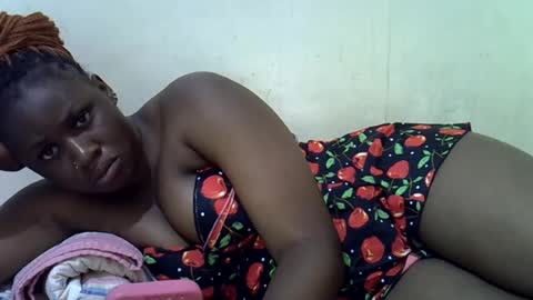 Snapshot of queen_leilla chatting on June 2026 06:18:01 AM queen_leilla online show from June 2026 06:18:01 AM