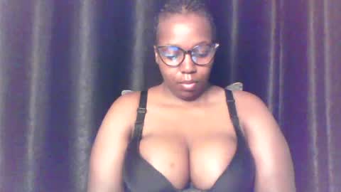 Snapshot of queen_melanine chatting on July 2026 03:52:02 AM QUEEN online show from July 2026 03:52:02 AM