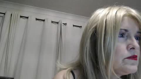 Snapshot of queen_of_the_deck chatting on July 2026 01:34:01 AM Topaz blue dreamo989n999 online show from July 2026 01:34:01 AM