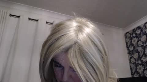 Snapshot of queen_of_the_deck chatting on July 2026 02:20:02 AM Topaz blue dreamo989n999 online show from July 2026 02:20:02 AM