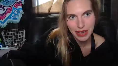 Queen Hazy online show from November 2025 05:45:02 PM