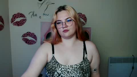 Snapshot of redhotqueen1 chatting on June 2026 06:29:02 PM Rina online show from June 2026 06:29:02 PM
