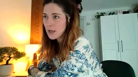 Snapshot of reileyfoxx chatting on April 2026 06:19:01 AM Reiley online show from April 2026 06:19:01 AM