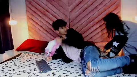 Ren y Leila online show from February 2025 06:09:01 PM