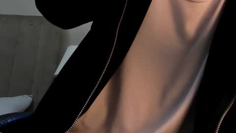 Snapshot of roan_birkin chatting on June 2026 07:44:02 PM Roan Birkin online show from June 2026 07:44:02 PM
