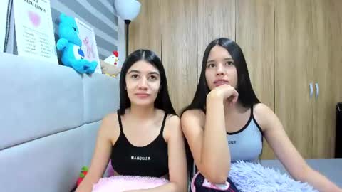 Snapshot of roseandmiah chatting on June 2026 05:54:01 AM Rose y Miah online show from June 2026 05:54:01 AM