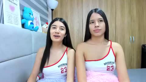 Snapshot of roseandmiah chatting on June 2026 04:34:02 AM Rose y Miah online show from June 2026 04:34:02 AM