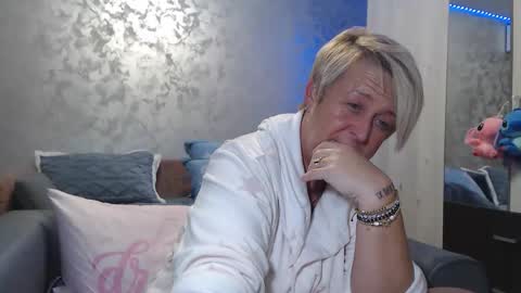 Lovepinklilly online show from December 2025 05:20:01 PM