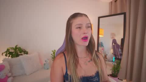 Snapshot of roxie_gates chatting on June 2026 11:27:02 PM R O X I E online show from June 2026 11:27:02 PM