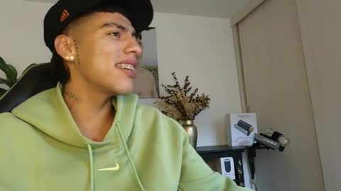 Snapshot of russell_adams_ chatting on April 2026 07:52:01 PM R U S S E L L online show from April 2026 07:52:01 PM