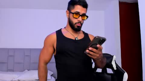 santiago_huntt online show from April 2026 09:39:33 PM